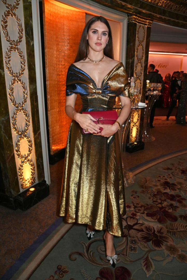 Materiały i typy obuwia do beżowo złotej sukienki