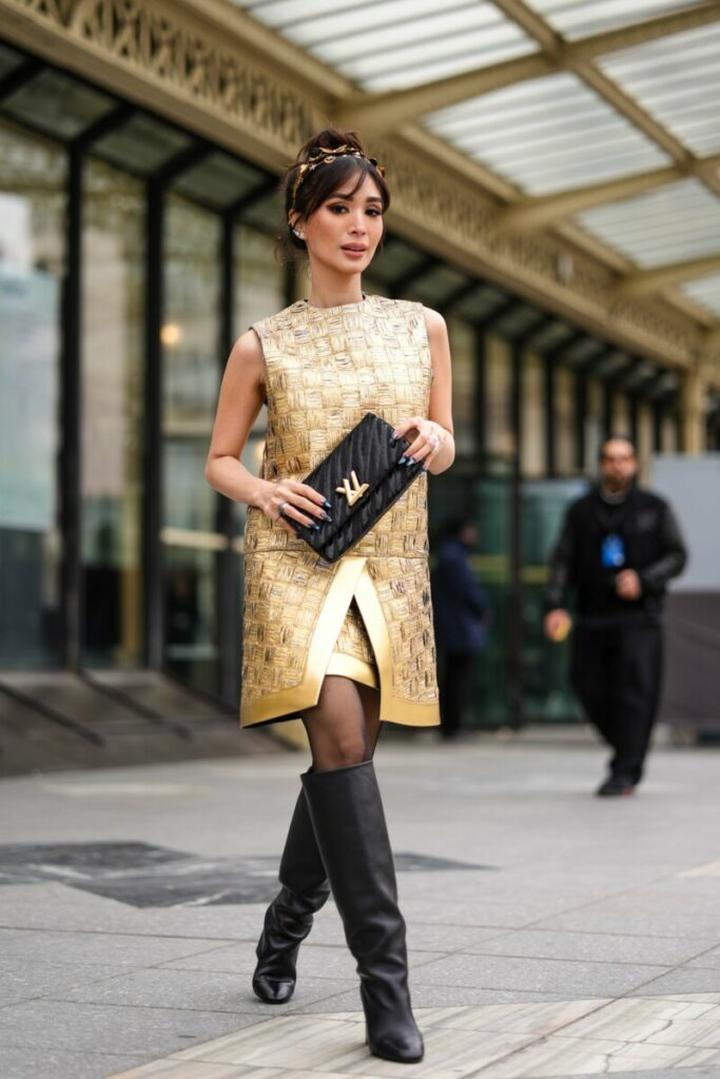 Sezonowe stylizacje z beżowo złotą sukienką