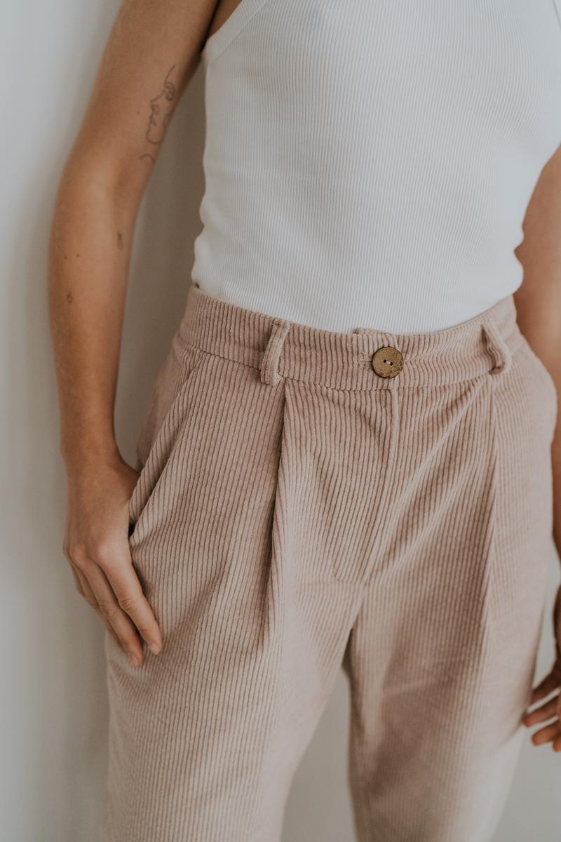 Jak dobrać buty do różowych spodni