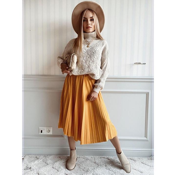 Stylizacje z musztardową spódnicą