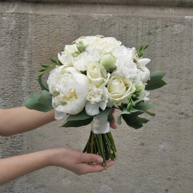 Idealny bukiet do koronkowej sukni ślubnej – jak wybrać najpiękniejszą kompozycję?