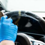 Skuteczne sposoby na to, jak wyczyścić skórę po farbowaniu włosów