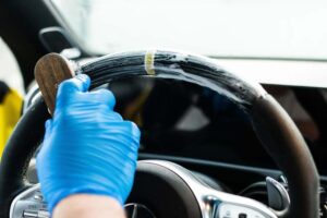 Skuteczne sposoby na to, jak wyczyścić skórę po farbowaniu włosów