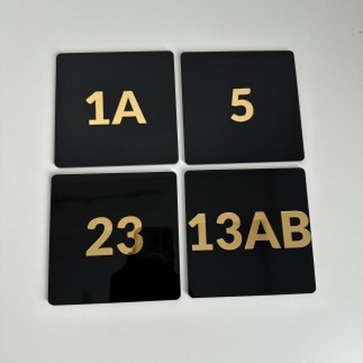 Dobór rozmiaru tabliczki z numerem domu