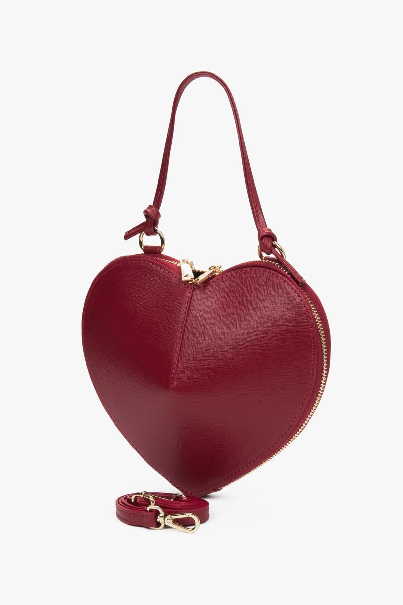 Dopasowanie torebki do czerwonych butów