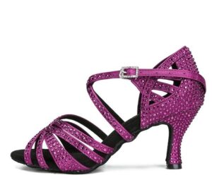 Jakie buty najlepiej pasują do sukienki w fuksjowym kolorze? Oto modowe inspiracje!