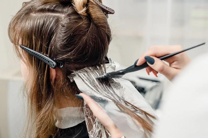 Sposoby na farbowanie włosów, które nie niszczą ich struktury