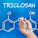 Triklosan w kosmetykach – co warto wiedzieć o jego obecności i działaniu?