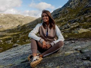 Idealne połączenie: jakie buty do kurtki bomberki wybrać na co dzień?