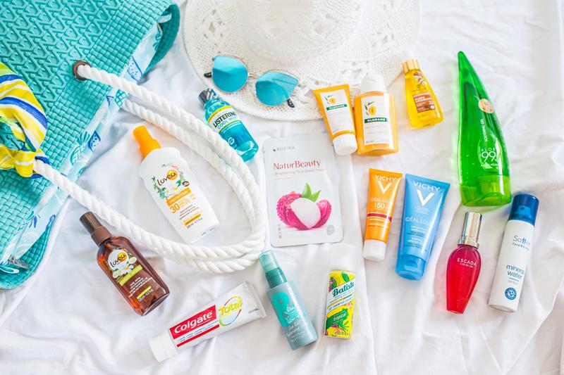 Kosmetyki na wakacje: co zabrać, aby wyglądać świetnie w każdej sytuacji?