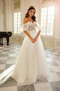 Sekrety elegancji: jak sprytnie ukryć szerokie ramiona w sukni ślubnej