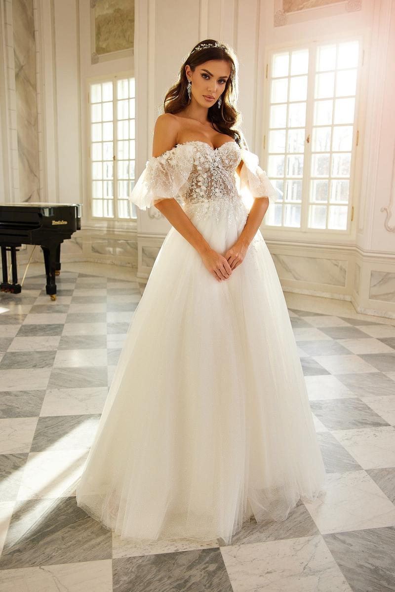 Sekrety elegancji: jak sprytnie ukryć szerokie ramiona w sukni ślubnej