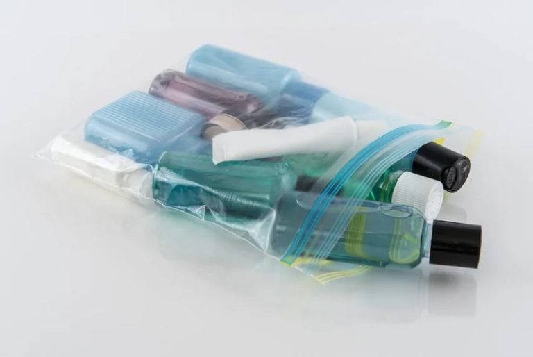 Czy kosmetyki trzeba wyciągać na lotnisku? Co warto wiedzieć przed podróżą