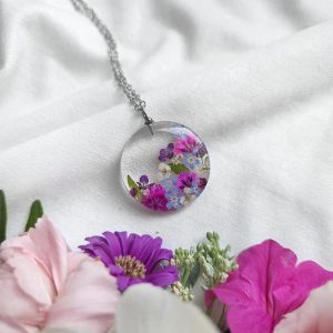 Jak stworzyć zachwycającą biżuterię w żywicy z kwiatami?