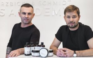 Wybierz idealny lakier do włosów: odkryj formułę Wierzbicki & Schmidt