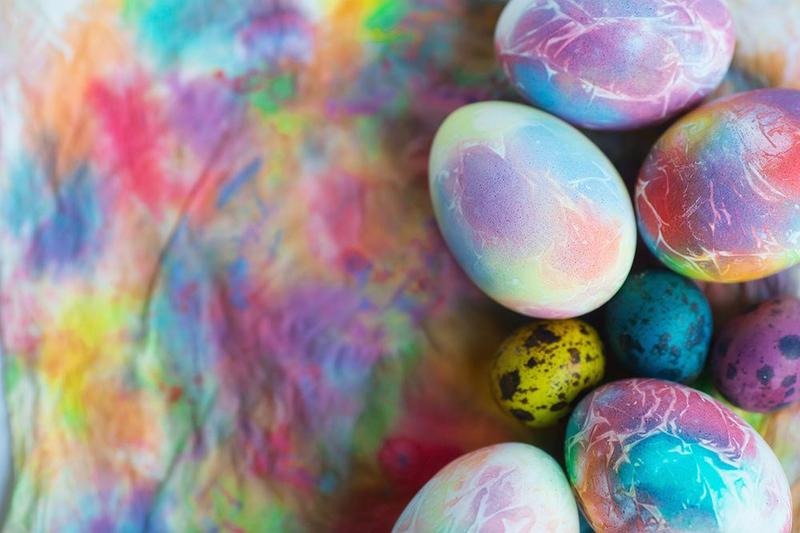 Jak efektownie farbować jajka domowym sposobem – sprawdzone triki i pomysły