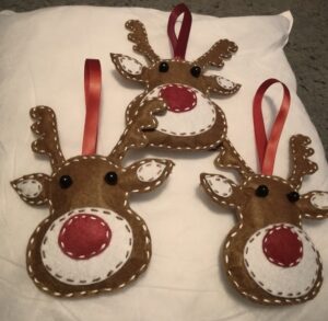 Kreatywny przewodnik: Jak uszyć uroczego renifera z filcu krok po kroku