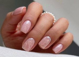 Paznokcie żelowe czy tipsy: co wybrać dla idealnego manicure?