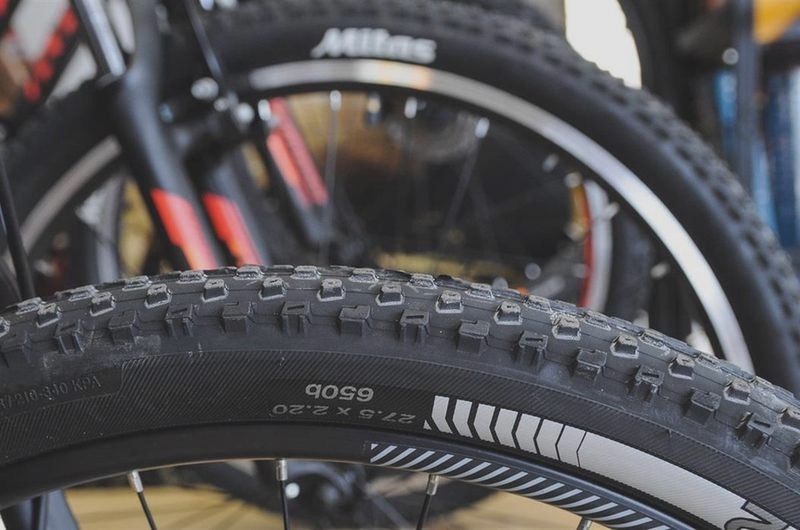 Jak zmierzyć rozmiar opony rowerowej? Prosty sposób bez zdejmowania koła